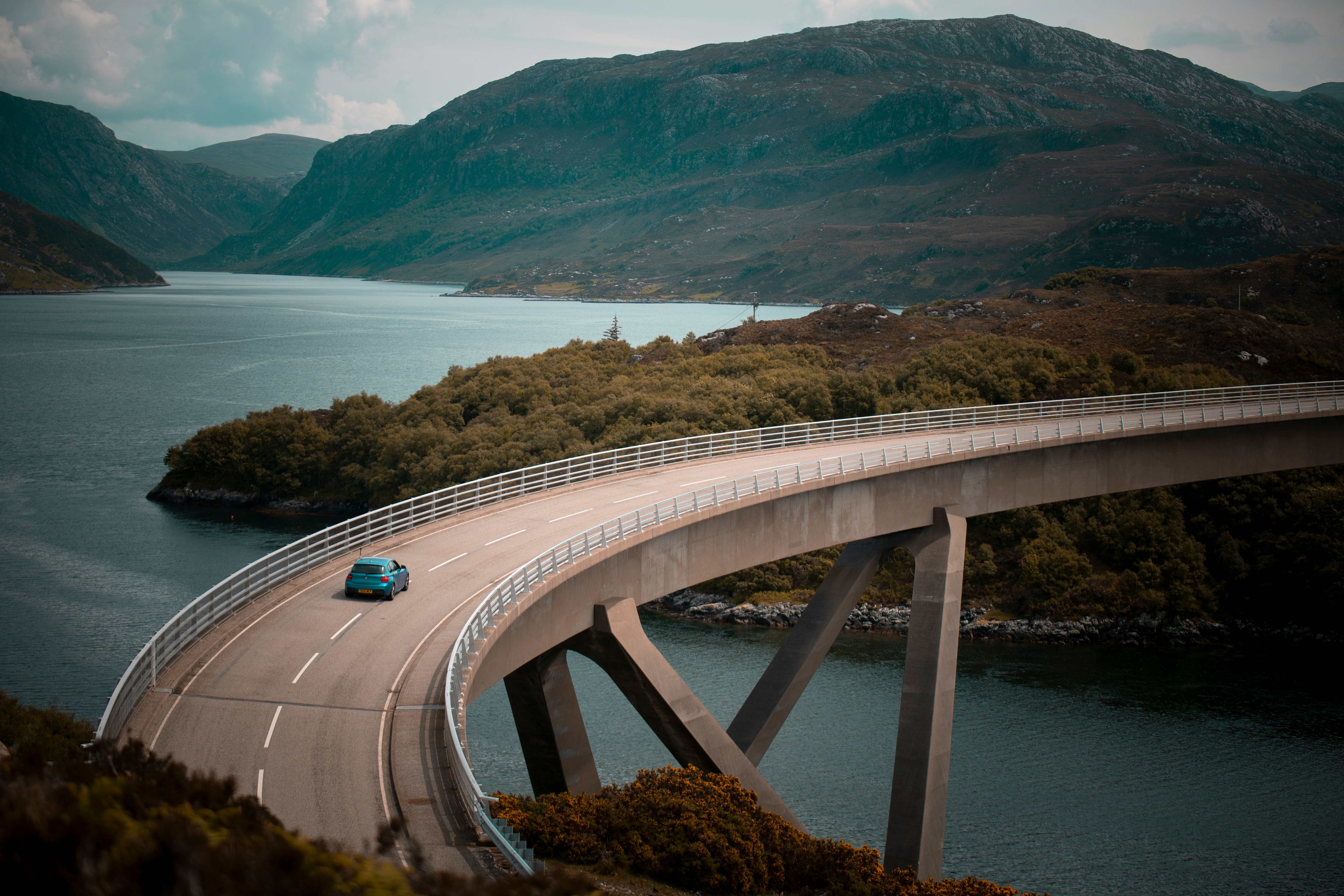 auto asegurado en puente con paisaje