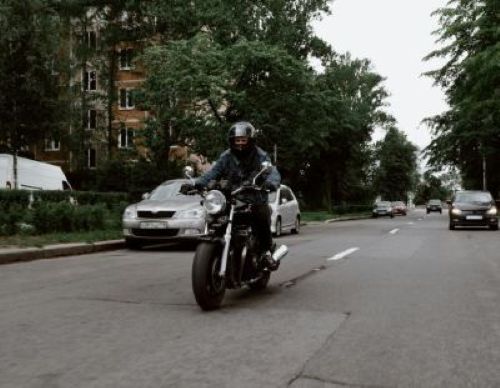 asegurado manejando moto en calle