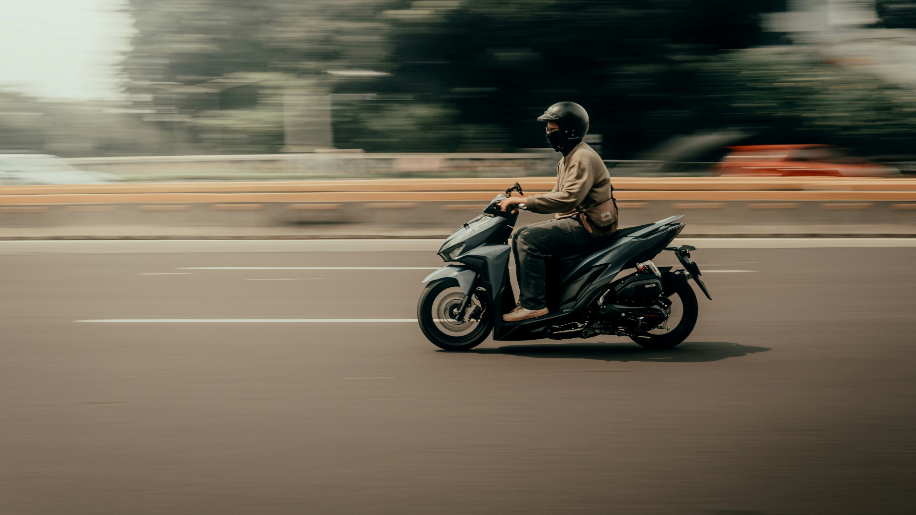 persona en moto asegurada sobre ruta
