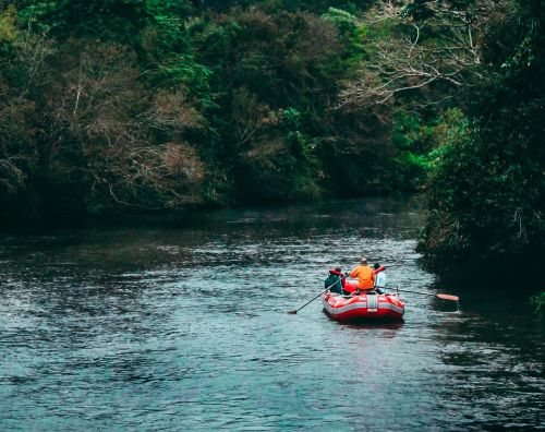 personas aseguradas navegando en bote